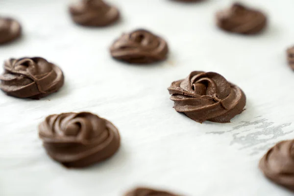 Mörka eller bruna chokladkakor i bakplåten — Stockfoto