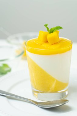 İtalyan tatlı mango panna cotta