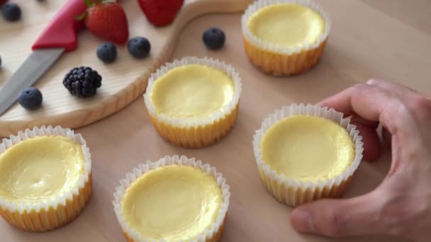 Mini cheesecake con mirtillo, mora e fragola Filmato Stock