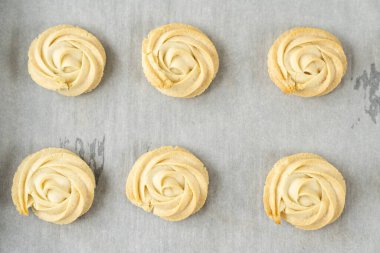 Pişirme tepsisindeki beyaz çikolatalı kurabiyeler