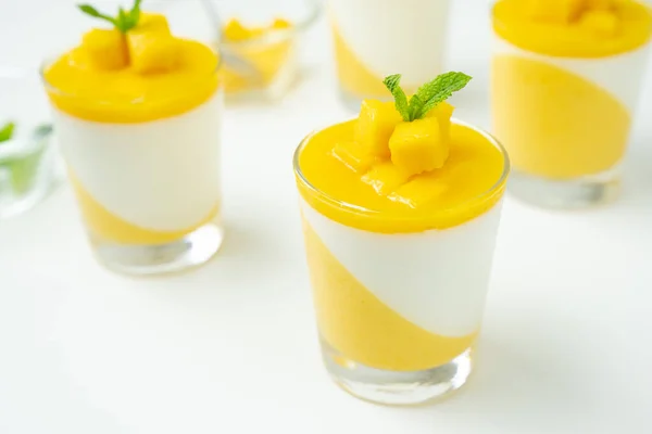 Italiaanse dessert mango panna cotta — Stockfoto