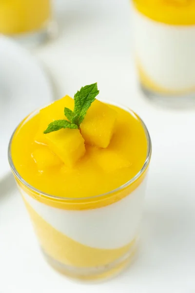 Postre italiano mango panna cotta — Foto de Stock