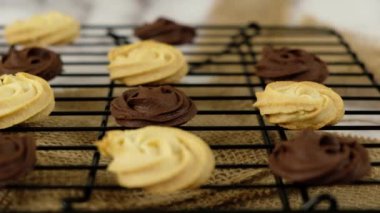 Koyu ve beyaz çikolatalı kurabiyeler