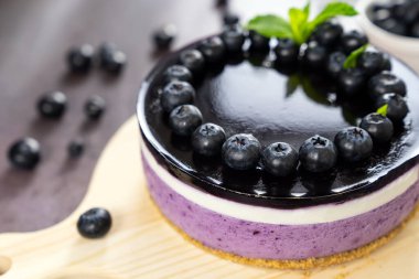 Yuvarlak yabanmersinli vejetaryen peynirli kek.