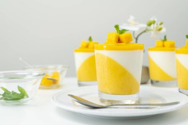 İtalyan tatlı mango panna cotta