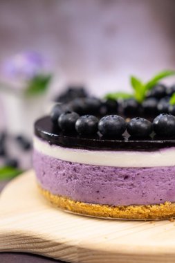 Yuvarlak yabanmersinli vejetaryen peynirli kek.