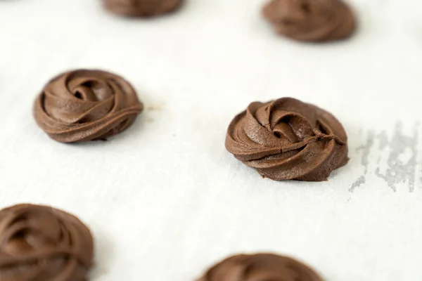 Biscuiți de ciocolată neagră sau maro în tava de copt — Fotografie, imagine de stoc
