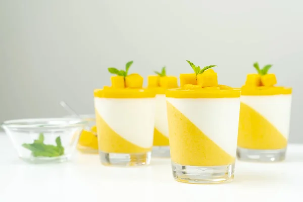 Postre italiano mango panna cotta — Foto de Stock