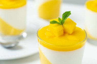 İtalyan tatlı mango panna cotta
