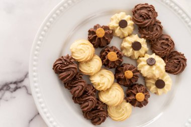 Isırık büyüklüğünde tereyağlı kurabiye