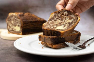 Marble çikolatalı kek veya somun ekmek.