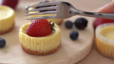 Çatallı mini kekin tadını çıkar.