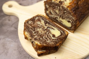 Marble çikolatalı kek veya somun ekmek.