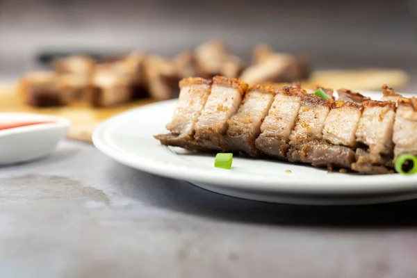 Kızarmış domuz eti, beyaz tabakta servis edilir. — Stok fotoğraf
