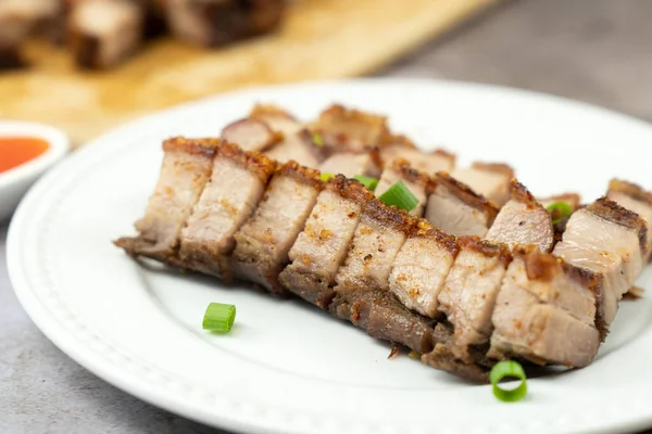 Perut babi panggang disajikan dalam piring putih — Stok Foto