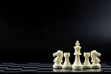 Satranç taşları tahtada
