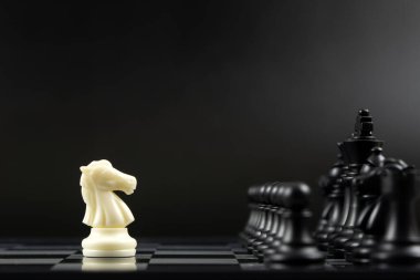 Beyaz şövalye tüm siyah satranç taşlarına karşı.