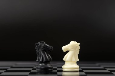Siyah ve beyaz şövalye parçaları karşı karşıya.