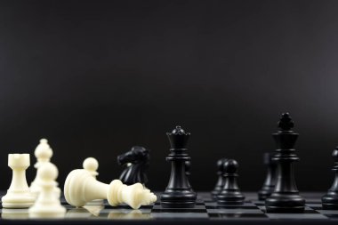 Siyah satranç takımı beyaz satranç takımını yendi
