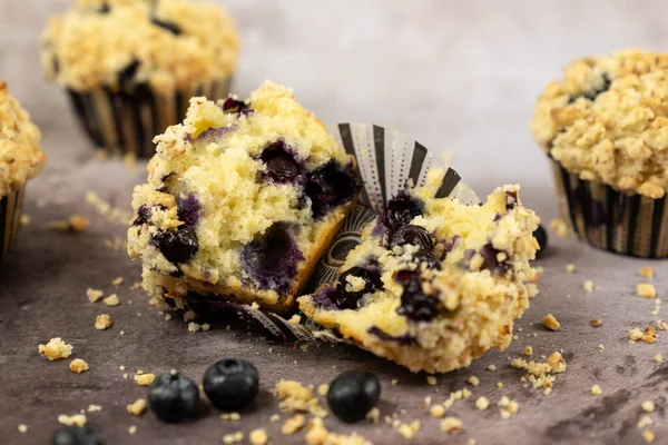 Muffins de mirtilo com cobertura de streusel — Fotografia de Stock