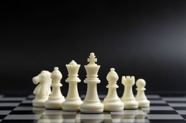 Satranç taşları tahtada