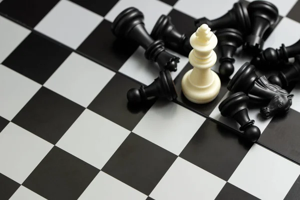 Останній стоїть білий король шахової фігури для бізнес-перемоги концепції — стокове фото