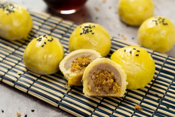 Shanghaier Süßkartoffelpaste mit Schweinefleisch-Mondkuchen — Stockfoto