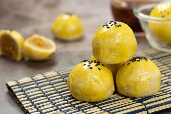 Shanghai yam paste with pork floss mooncake — Stock Photo, Image