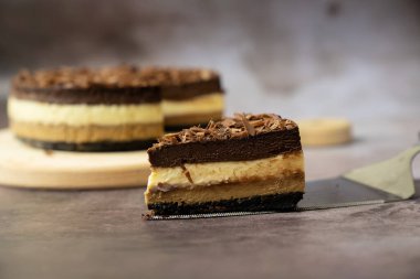 Üç katlı çikolatalı fırında peynirli kek.