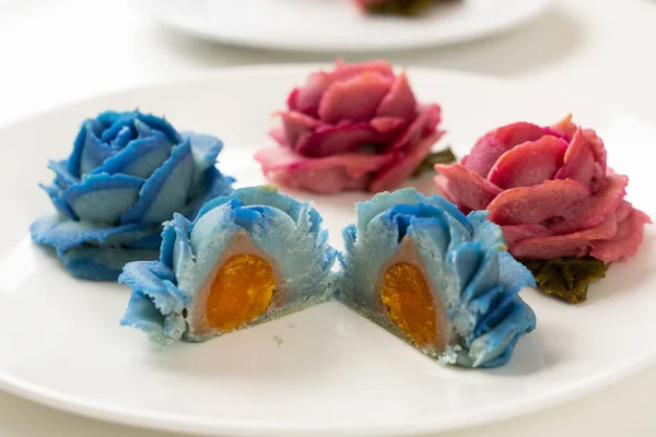 Blue and red rose flower mooncake — Stock Photo, Image