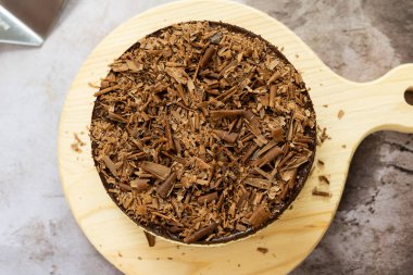 Üç katlı çikolatalı fırında peynirli kek.