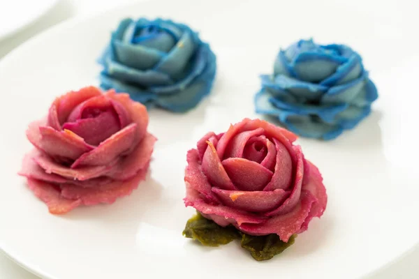 Blauwe en rode roos bloem maankoek — Stockfoto