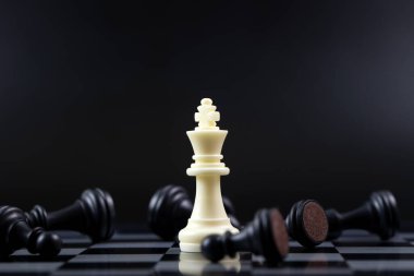 İş kazanma konsepti için son ayakta duran beyaz kral satranç taşı