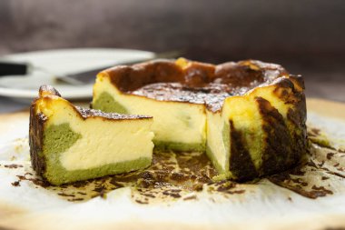 Matcha basque yanmış peynirli kek.
