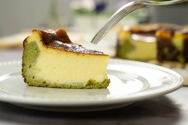 Bolo de queijo queimado basco Matcha — Fotografia de Stock