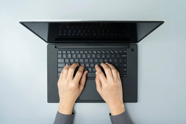 Widok na biznes człowiek zajęty za pomocą laptopa — Zdjęcie stockowe