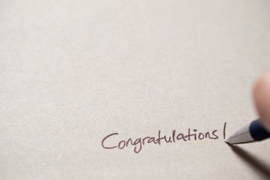 El yazısıyla yazılmış bir tebrik mektubu. Mürekkeple yazılmış. Kutlamayı, başarıyı ve olumlu tanınmayı simgeliyor..