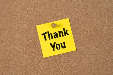 Sarı yapışkan bir not. Üzerinde kalın siyah bir yazı ile 