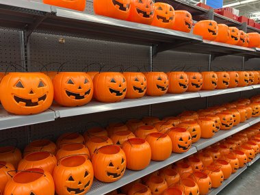 Oyuncak plastik balkabakları Jack o fener kovaları arka arkaya Cadılar Bayramı için hazır