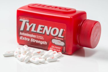 Michigan, ABD - 23 Eylül 2025: Beyaz arka planda 500 mg 'lık ilaca sahip Tylenol şişesi, Amerika' da en yaygın ağrı kesici ve ateş düşürücü ilaç
