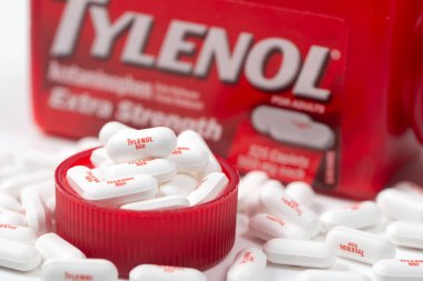 Michigan, ABD - 23 Eylül 2025: Beyaz arka planda 500 mg 'lık ilaca sahip Tylenol şişesi, Amerika' da en yaygın ağrı kesici ve ateş düşürücü ilaç