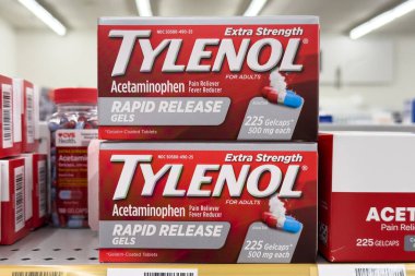 Novi, Michigan, ABD - 23 Eylül 2025: Tylenol kutuları ekstra güçlü ağrı kesici ve CVS perakende eczanesinin raflarında düzenli olarak düzenlenmiş ateş düşürücü.
