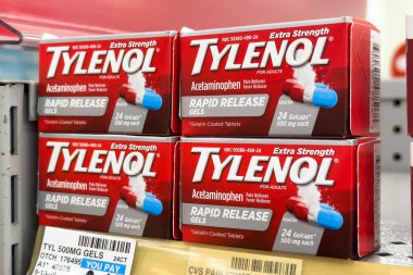 Novi, Michigan, ABD - 23 Eylül 2025: Tylenol kutuları ekstra güçlü ağrı kesici ve CVS perakende eczanesinin raflarında düzenli olarak düzenlenmiş ateş düşürücü.