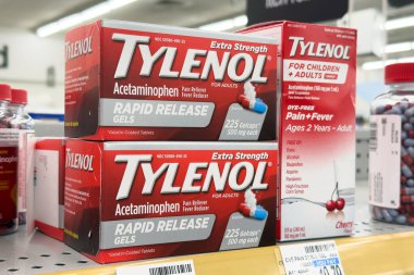 Novi, Michigan, ABD - 23 Eylül 2025: Tylenol kutuları ekstra güçlü ağrı kesici ve CVS perakende eczanesinin raflarında düzenli olarak düzenlenmiş ateş düşürücü.