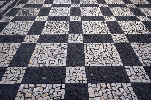 马赛克瓷砖路面模式在街道和广场的丰沙尔 马德拉 葡萄牙 — 图库照片