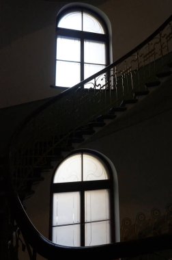 İç açık merdiven. İki yuvarlak kemer windows ve diğer mimari detaylar.