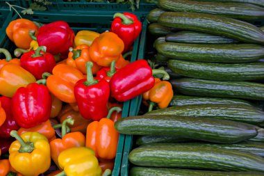 Tatlı kırmızı biber ve salatalık sebze pazarı.