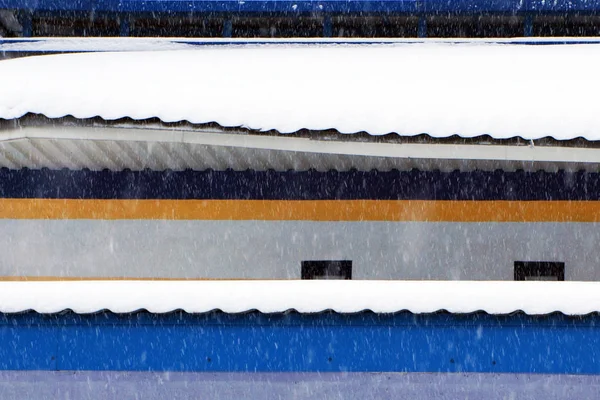 Kış Sokakta Kar Yağışı Binaların Çatıları Kapsayan Kar — Stok fotoğraf