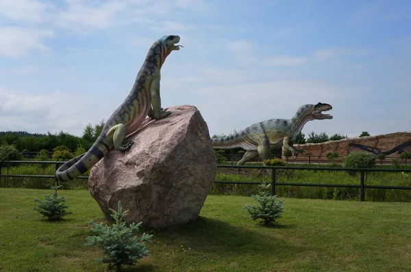 Leba, Pologne - 23 juillet 2013 : Modèles d'allosaurus et du dragon de Komodo . — Photo