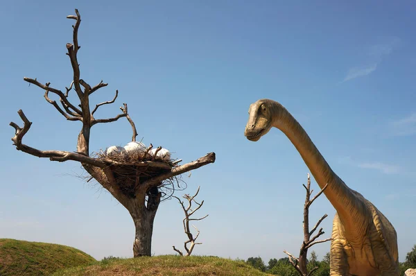 Leba, Polonia - 05 luglio 2012: Modello di dinosauro nel parco giurassico . — Foto Stock